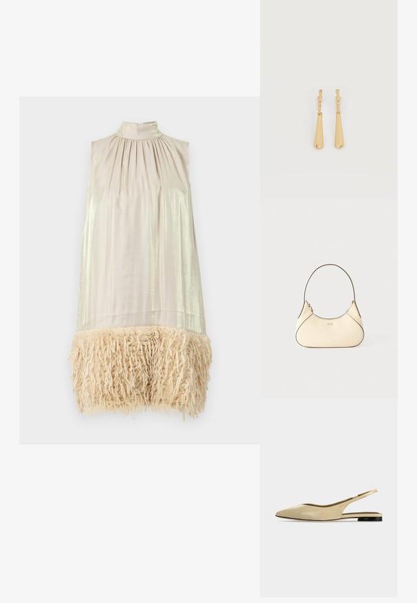 Ärmelloses Kleid mit hohem Halsauschnitt. Leicht beiges Gewebe am Oberteil mit glänzender Textur. Der untere Saum ist mit einem flauschigen, cremefarbenen Fransenbesatz versehen.; Beiger Slingback-Ballerina mit spitzer Kappe, niedrigem schwarzem Absatz und glattem Lederfinish, seitlich auf einfarbigem Hintergrund gezeigt.; Schultertasche aus cremefarbenem Leder mit abgerundeter Form und einem Träger, mit subtiler Textur und kleinem geprägtem Logo auf der Vorderseite.; Ohrhänger in Gold-Ton mit glatten, länglichen Tropfenanhängern, die an kleinen Creolenverschlüssen hängen, auf weißem Hintergrund.