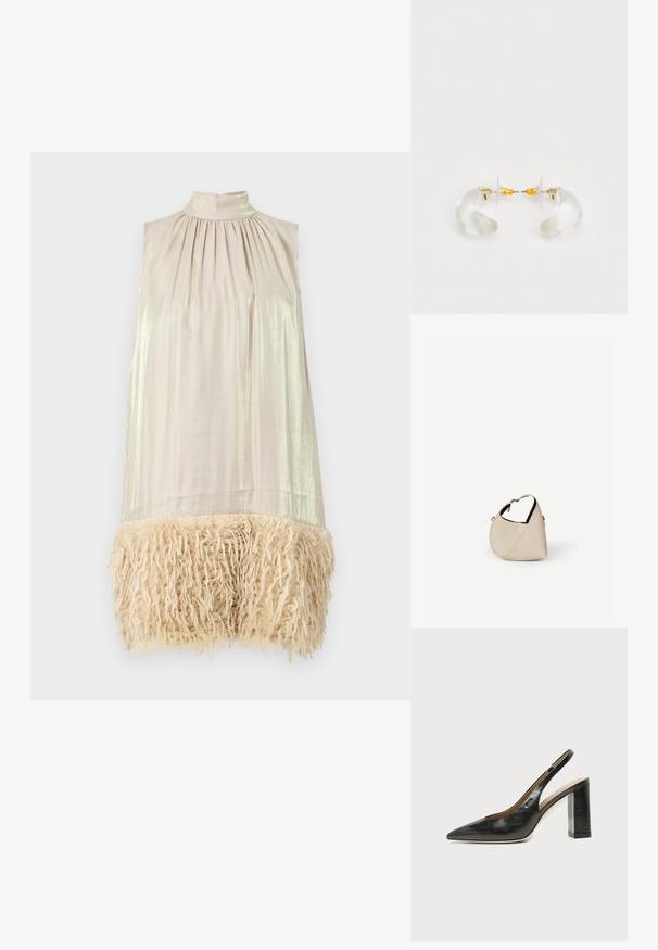 Vestido sin mangas con un cuello alto. Tela beige clara en la parte superior, con textura brillante. El dobladillo inferior tiene un fleco esponjoso de color crema.; Zapato slingback de piel negra con puntera puntiaguda, tacón alto y ancho, y forro interior beige sobre un fondo claro y liso.; Bolso de cuero beige en forma de media luna con una sola correa para el hombro y costuras mínimas, colocado sobre un fondo blanco liso.; Pendientes de aro de acrílico transparente con acentos dorados, que presentan un diseño curvado y un cierre transparente. Textura suave, estilo minimalista.