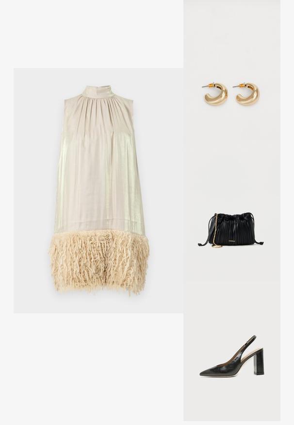 Ærmeløs kjole med høj halsudskæring. Lys beige stof øverst med en blank overflade. Den nederste kant har en fluffy, cremet farvet frynse.; Sort læder peep-toe slingback sko med høj blokhæl og beige indvendig foring mod en ensfarvet lys baggrund.; Sort læderhåndtaske med plisseringer, snorelukning, guldkæde som rem og lille horisontalt guldakcent foran.; To skinnende guldøreringe i et buet design med orange accenter nær stikket, sat mod en enkel hvid baggrund.