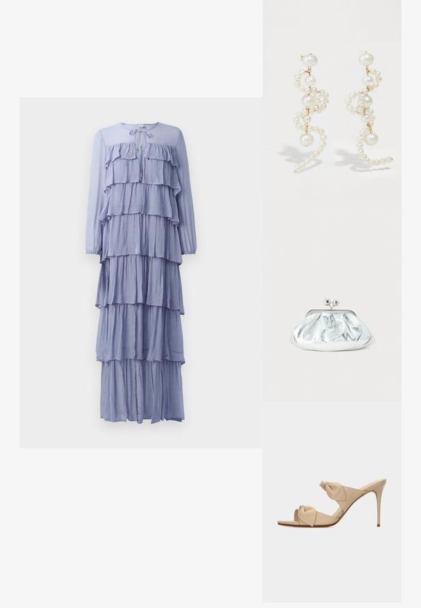 Lys blå, langærmet kjole med flere vandrette flæser, en rund halsudskæring med snørre og et flydende, lagdelt design.; Beige åben tå højhælet mule-sandal med to snoede knudestrimler og en slank stilet-hæl på hvid baggrund.; Lille sølvfarvet metallisk clutch-pung med rundet, rynket design og lukning med to sølvkugler.; Hvide perleøreringe med et snoet design, der har varierende størrelser af perler og guld accenter. Glat overflade og elegant form.