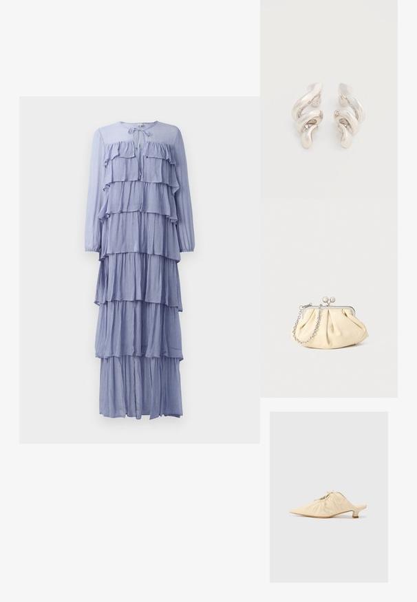 Robe bleu clair à manches longues doté de plusieurs volants horizontaux, d'un col rond avec un lien et d'un design fluide et à niveaux.; Chaussure en cuir couleur crème à enfiler avec un bout pointu, des détails froncés à l'avant et un petit talon carré.; Pochette en cuir beige plissé avec un cadre en métal argenté, dotée de deux fermoirs ronds décoratifs et d'une chaîne en argent.; Boucles d'oreilles clips en métal argenté torsadé avec une finition lisse et brillante, présentant un design moderne et abstrait en spirale.