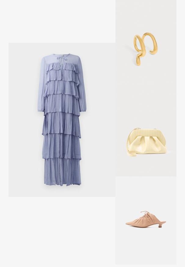 Robe bleu clair à manches longues doté de plusieurs volants horizontaux, d'un col rond avec un lien et d'un design fluide et à niveaux.; Mule pour femme en cuir beige avec bout pointu, dessus froncé, lien de serrage et petit talon kitten, sur fond blanc.; Pochette en cuir couleur crème avec un cadre supérieur structuré et une lanière pour poignet, présentée sur un fond clair uni.; Paire de grosses boucles d’oreilles créoles torsadées en or avec une finition lase et polie sur fond blanc uni.