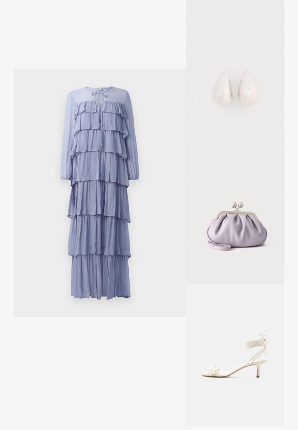 Robe bleu clair à manches longues doté de plusieurs volants horizontaux, d'un col rond avec un lien et d'un design fluide et à niveaux.; Sandale à talon bas de couleur crème avec des liens à nouer autour de la cheville et une large bride torsadée sur les orteils, sur un fond blanc uni.; Pochette lavande douce avec tissu froncé, fermoir kiss-lock argenté et bracelet assorti sur un fond clair uni.; Boucles d'oreilles en métal argenté en forme de goutte, avec une surface lisse et réfléchissante, présentant un design sans couture et sans embellissements visibles.