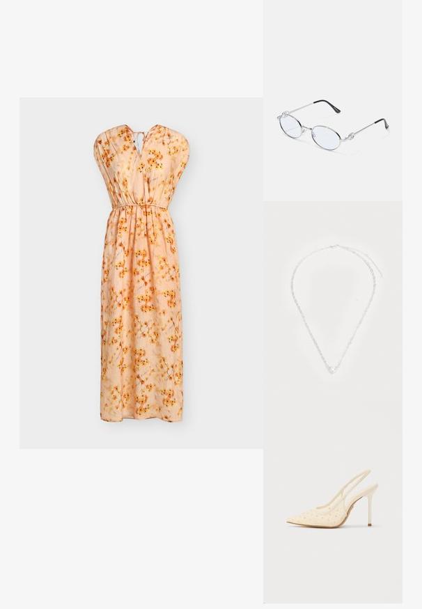Robe maxi sans manches pêche avec imprimé floral orange, taille froncée, décolleté en V et détail noué dans le dos.; ALDO PEARLESCENT PILLOW WALK - Escarpins à talons hauts - other white; Lunettes ovales en métal argenté avec verres transparents, présentant des accentuations décoratives sur les côtés et des embouts noirs sur les branches pour plus d'adhérence et de confort.; Collier en chaîne en argent avec un pendentif en forme de cœur en pierre précieuse transparente au centre, des maillons ovales et un fermoir en mousqueton sécurisé.