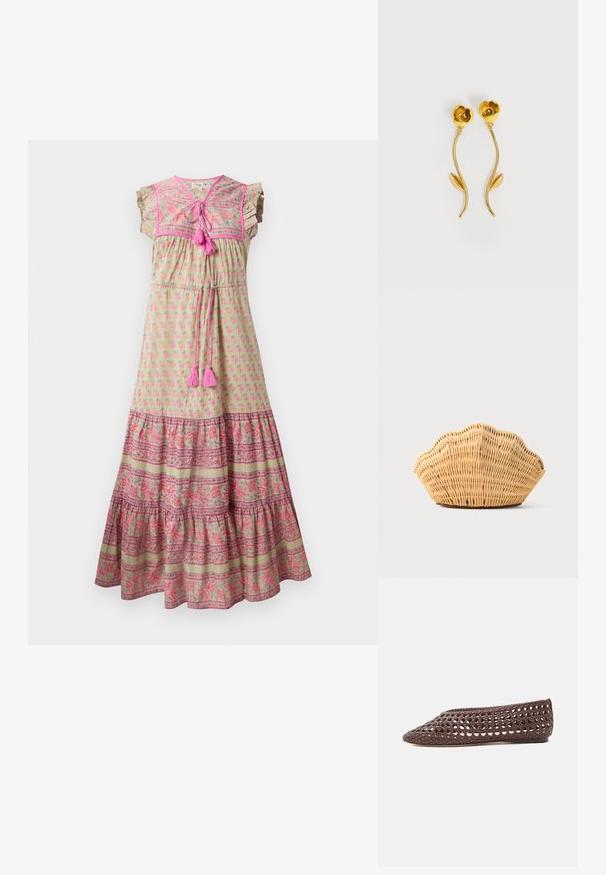 Vestido maxi de tela verde claro con estampado floral rosa, dobladillo con patrón contrastante, mangas con volantes y acentos de borlas rosas.; Zapato plano marrón con diseño de trabajo abierto tejido y puntera redondeada cerrada, mostrado de lado sobre un fondo claro.; Bolso de mano de ratán tejido con forma de concha de vieira, de color marrón claro natural y bordes redondeados y texturizados.; Pendientes de tono dorado con forma de flores, tallos curvados y una única hoja en cada tallo, sobre un fondo blanco.