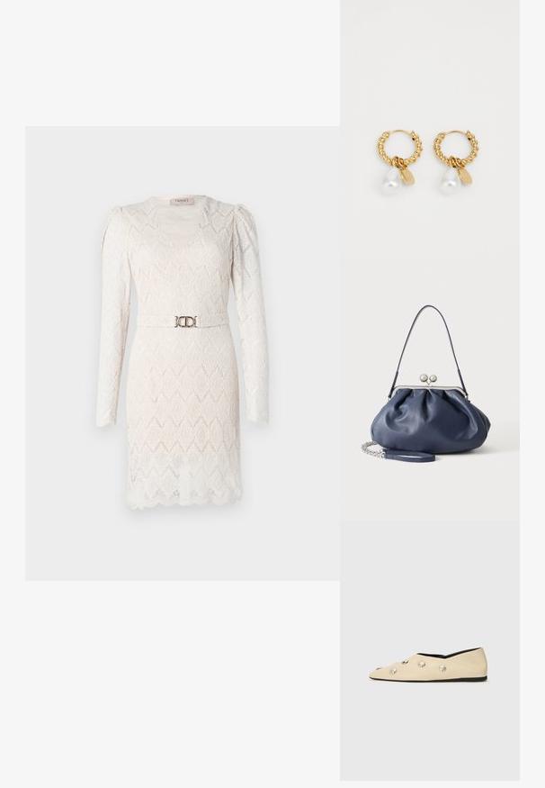 Spidsblondekjole i off-white med lange ærmer, V-udskæring og et mønster. Har et sølvfarvet bælte i taljen som accent.; CLOSED Ballerinasko - ecru; Blød navyblå læderhåndtaske med sølv lukning, enkelt skulderrem og aftagelig kæde til håndleddet på hvid baggrund.; Gul hoop øreringe med et snoet design, som har en dråbeformet hvid perle og en lille cirkulær vedhæng.
