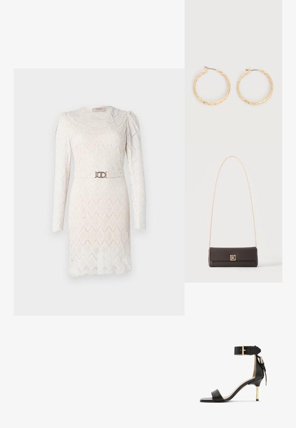 Spitzenkleid in Off-White mit langen Ärmeln, V-Ausschnitt und strukturiertem Muster. Verfügt über einen silberfarbenen Gürtel in der Taille zur Akzentuierung.; Schwarze Leder-Absatzsandale mit quadrater Zehenform, Fesselriemen mit einer goldenen Schnalle und einem schlanken, metallischen Absatz. Glatte Textur, minimalistisches Design.; Rechteckige dunkelbraune Ledertasche mit goldener Kettenriemen und einem kleinen quadratischen goldenen Verschluss auf der Vorderseite in der Mitte.; Paar goldfarbene, strukturierte Creolen mit dünnen Stegen vor weißem Hintergrund.