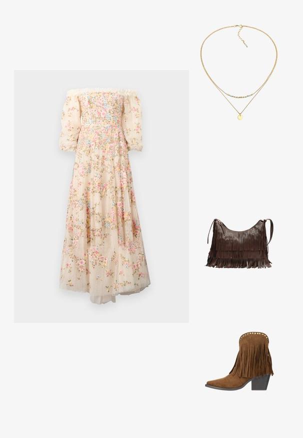 Off-the-shoulder, cremet farvet kjole med blomsterbroderi, gennemsigtige puffærmer og en lagdelt, svævende nederdel med en prikket tekstur.; Brun ruskindsankelstøvle med frynser, gyldne nitter langs den øverste kant, spids tå og stablet blokhælk.; Brun skuldertaske i læder med lagdelt frynser og justerbar rem, med en guldfarvet lynlås på toppen.; Guldtonet halskæde med to kæder: en med en rund vedhæng, og den anden flot dekoreret med små, multifarvede perler og guld accenter.