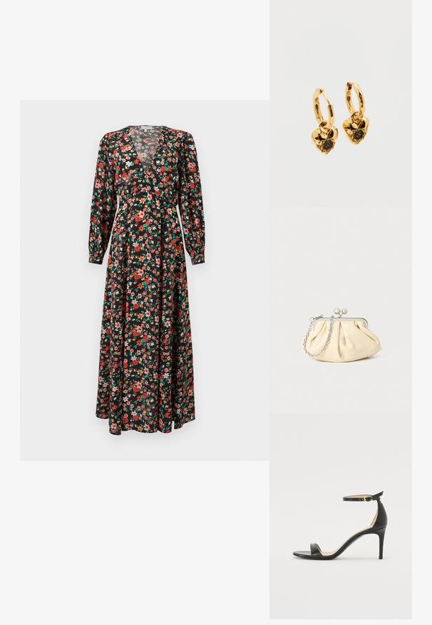 Maxikleid mit floralem Muster, das einen schwarzen Grundton mit roten, pinken und grünen Blumen hat. Lange Ärmel, tiefes V-Ausschnitt und fließende Silhouette.; Schwarze Leder-high-heeled Sandale mit Knöchelriemen. Verfügt über eine glatte Textur, offene Zehen und einen dünnen Absatz. Goldfarbener Schnallenakzent.; Faltige beigefarbene Ledertasche mit einem silbernen Metallrahmen, ausgestattet mit zwei runden dekorativen Verschlüssen und einem silbernen Kettenriemen.; Goldene Creolen mit herzförmigen Anhängern. Jedes Herz hat eine strukturierte Oberfläche und einen zentralen schwarzen Edelstein in einer Krappenfassung.