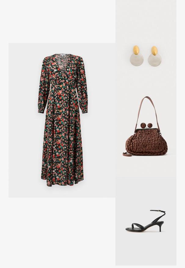Florale maxi jurk met een zwarte basis en rode, roze en groene bloemen. Lange mouwen, diepe V-hals en vloeiende silhoët.; Zwarte leren dames sandaal met dunne bandjes, een teengreep, een enkelgesp en een stilettohak van gemiddelde hoogte op een neutrale achtergrond.; Bruine gevlochten leren handtas met een enkele schouderriem en twee grote ronde houten sluitingen bovenop.; Gouden en zilveren metalen oorbellen met een ronde schijfbasis en een ovale bovenstuk, gladde textuur en gepolijste afwerking.