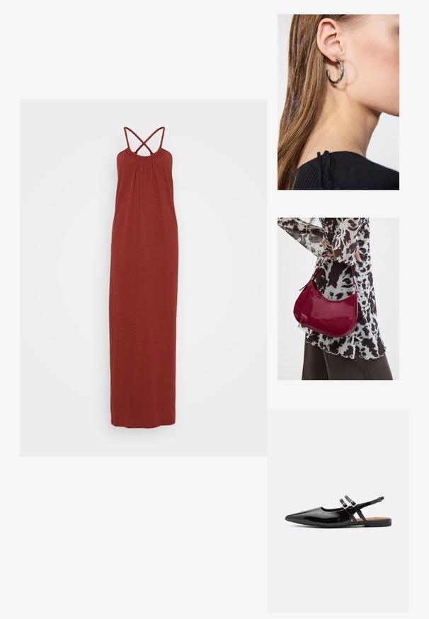 Robe longue de couleur rouille, faite d'un tissu doux. Elle présente un décolleté froncé avec une bordure décorative et des bretelles croisées dans le dos.; Des chaussures slingbacks en cuir verni noir présentent un bout pointu, deux sangles avec des accents de boucle, et une semelle plate.; Femme portant un chemisier à motif noir et blanc tenant un sac à main rouge brillant sur un fond uni.; Boucle d'oreille en argent avec une finition polie, présentant de petits détails en or et de forme ronde, portée sur le lobe.