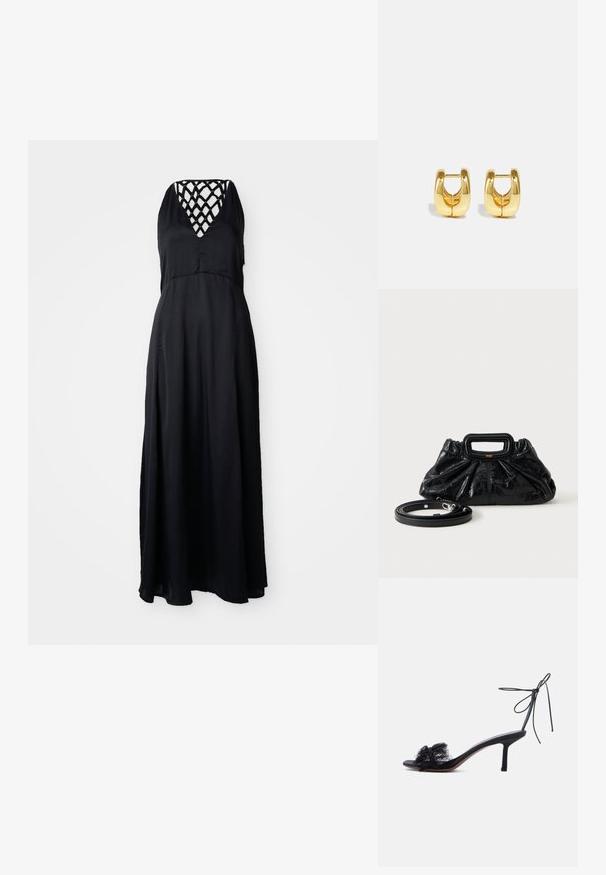 Schwarzes Maxi-Kleid mit V-Ausschnitt und überkreuzten Trägern auf der Rückseite. Leichter Stoff, fließende Silhouette und knöchellanger Schnitt.; Schwarze offene Sandale mit Absatz, offenem Zehenbereich, Schnürband am Knöchel und Spitzenverzierung am vorderen Riemen vor einem schlichten hellen Hintergrund.; Kleine schwarze Lederhandtasche mit geraffter Textur, rechteckigem Griff und abnehmbarem dünnen Schulterriemen, der daneben liegt.; Goldene Creolen mit einem schlanken, abgerundeten Design. Sie verfügen über eine hohle Mitte und eine glänzende Oberfläche, die moderne Stile ergänzen.