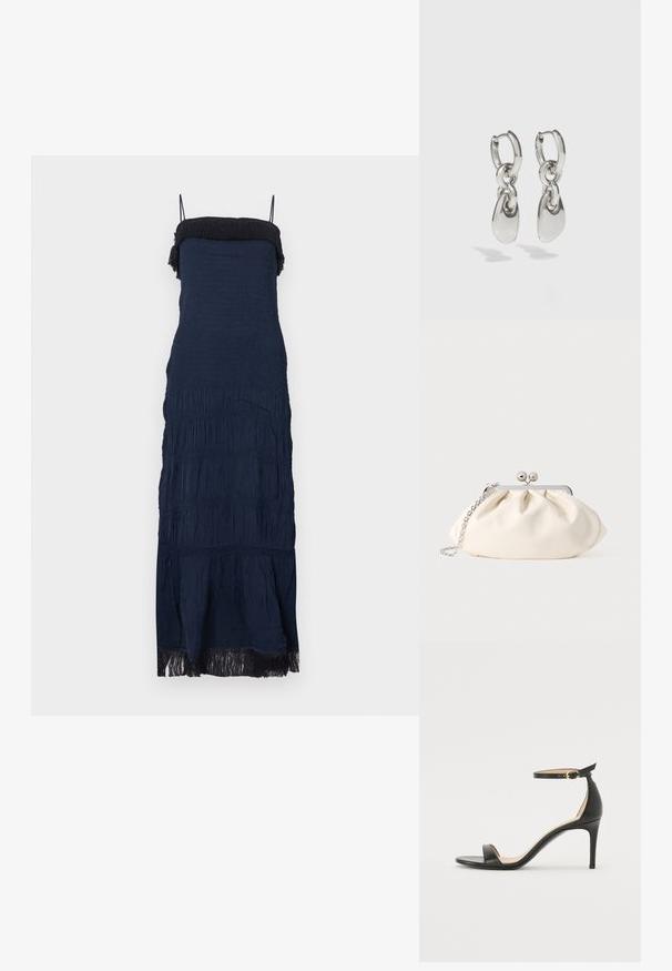 Robe bleu marine sans bretelles avec un corsage froncé, tissu texturé, volants à étages et ourlet à franges. Bretelles spaghetti réglables.; Sandale à talons hauts en cuir noir avec une lanière de cheville. Présente une texture lisse, un bout ouvert et un talon fin. Détail de boucle en ton doré.; Pochette en tissu crème avec un design froncé, cadre en métal argenté, deux boules décoratives, et une bandoulière chaîne argentée.; Boucles d'oreilles en argent avec des maillons ovales allongés, présentant une finition polie et un pendentif tombant texturé. Design simple avec des bords lisses.