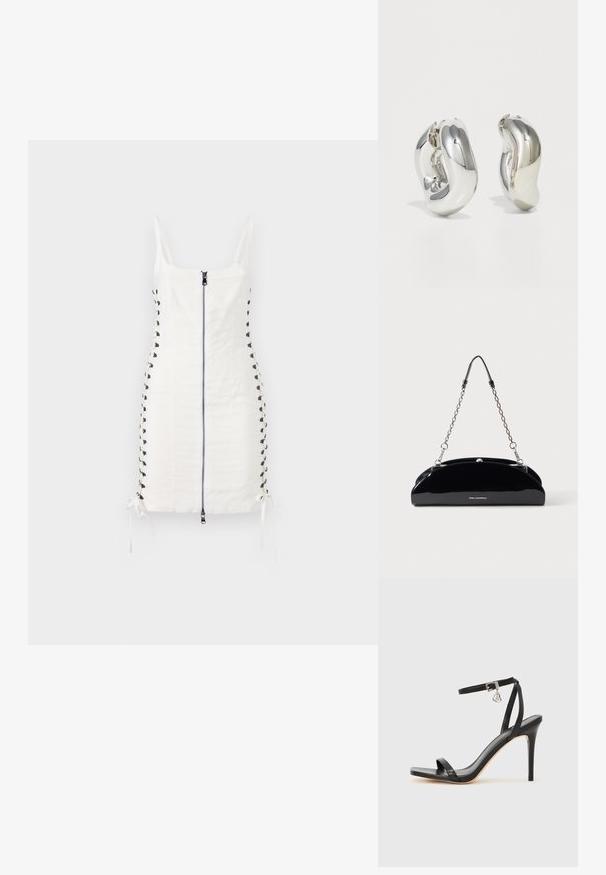 Robe ajustée blanche avec fermeture éclair à l'avant et détails en dentelle sur les côtés. Elle présente des liens ajustables à l'ourlet et des bretelles fines. Texture de tissu lisse.; Sandale à talon haut noire avec une bride étroite à la cheville, bout carré, cuir lisse et accent de boucle métallique.; Sac à main noir brillant avec une bandoulière chaîne argentée et un petit logo KARL LAGERFELD sur le devant, sur un fond clair uni.; Boucles d'oreilles sculpturales en argent avec des formes douces et courbes et des surfaces réfléchissantes. Présentent un design de boucle fermée et une forme organique distincte.