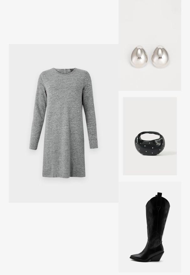 Robe en maille à manches longues, gris clair, avec un col rond et une fermeture éclair dans le dos.; Botte de cowboy en cuir noir avec bout pointu, talon bloc incliné, couture décorative et languettes en haut sur fond blanc.; Sac à main en cuir noir de forme arrondie, décoré de clous argentés et équipé d'une poignée courte. Texture lisse et fermeture éclair.; Boucles d'oreilles en métal argenté avec un design lisse et arrondi ressemblant à la forme d'une goutte d'eau, présentant une surface réfléchissante et une finition sans couture.