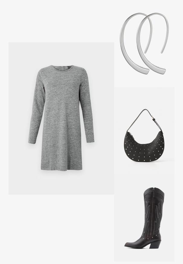 Robe en maille à manches longues, gris clair, avec un col rond et une fermeture éclair dans le dos.; Bottes de cowboy en cuir marron avec surpiqûres en forme de flammes, fermeture éclair latérale, clous argentés, bout pointu et talon superposé.; Sac à main en cuir noir avec une forme arrondie, orné de clous en argent, doté d'une fermeture éclair et d'une seule sangle ajustable.; Boucles d'oreilles en métal argenté en forme de croissant, avec une surface lisse et brillante. Elles présentent un design minimaliste sans motifs visibles.
