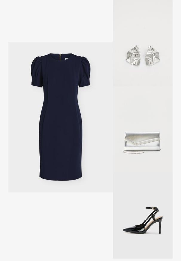 Robe bleu marine longueur genou avec manches courtes bouffantes, encolure ronde, silhouette ajustée et fermeture éclair au dos.; Escarpin en cuir verni noir à talon haut, avec un bout pointu, une bride réglable à la cheville et des côtés ouverts. Texture lisse.; Pochette argentée brillante avec rabat style enveloppe et garniture décorative, petite bandoulière chaîne argentée, sur fond clair uni.; Boucles d'oreilles en métal argenté avec un design ondulé et sculptural, présentant une finition polie et des formes irrégulières, mettant en valeur une esthétique contemporaine.