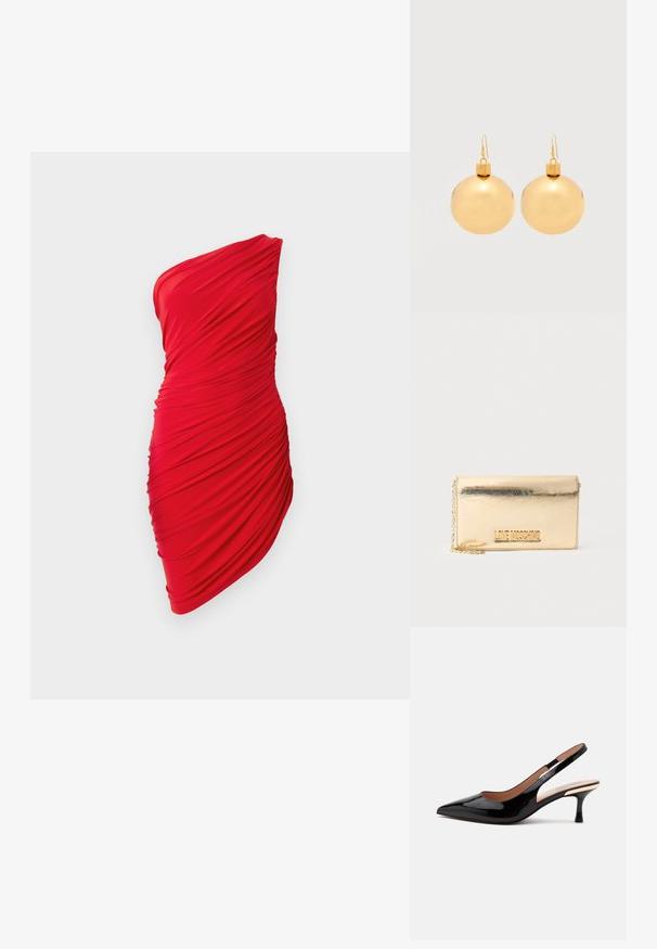 Robe rouge à une épaule fabriquée à partir de tissu froncé, présentant une texture plissée et un design ajusté, mettant en valeur les courbes.; Escarpin slingback en cuir verni noir avec bout pointu et petit talon kitten sur fond blanc uni.; Pochette rectangulaire métallique dorée avec bandoulière chaîne et logo "LOVE MOSCHINO" sur le rabat avant.; Paire de boucles d'oreilles boule de Noël dorées brillantes avec fermoirs à crochet sur fond blanc uni.