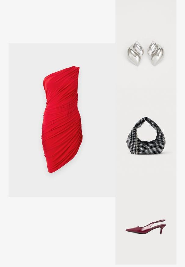 Rotes Ein-Schulter-Kleid aus gerafftem Stoff, mit rüschiertem Textur und figurbetontem Design, das die Kurven betont.; Bordeauxfarbener Slingback-Pumps mit spitzer Spitze, kleinem Stiletto-Absatz und Strassdetail am Riemen vor schlichtem Hintergrund.; Schwarze Netz-Handtasche verziert mit silbernen Nieten, mit einem gebogenen Griff und einem Kettenriemen. Weiche Textur mit runder Form.; Silberne Ohrringe mit einer organischen, abstrakten Form. Glatte, glänzende Oberfläche mit einem konischen Design. Mit dezenten Kurven und einem zentralen Linienelement.