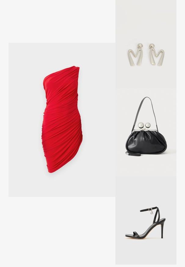 Rød one-shoulder kjole lavet af samlet stof, der har en rynket tekstur og tætsiddende design, som fremhæver kurver.; Sort hæl-sandal med smal ankrem, firkantet tå-boks, glat lædermateriale og metalspænde som pynt.; Sort læderhåndtaske med opsamlet design, en enkelt rem, sølv metalramme og to store runde sølv lukninger.; Par sølvtonede metaleøreringe formet som den kantede bogstav M med runde fester på en hvid baggrund.