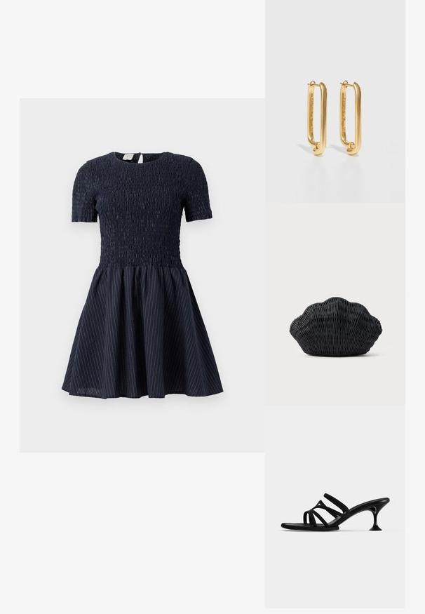Robe bleu marine à manches courtes et corsage smocké, avec une jupe évasée ornée de subtiles rayures blanches et une ouverture en forme de clé au dos.; Sandale mule noire à fines lanières avec quatre brides et un talon kitten évasé sur un fond clair uni.; Sac à main en osier noir en forme de coquille Saint-Jacques avec un dessus courbé et une texture tressée sur un fond uni.; Boucles d'oreilles en forme de créoles dorées avec une forme rectangulaire, présentant une finition lisse et un design minimaliste. Texture métallique polie, fermeture sécurisée.