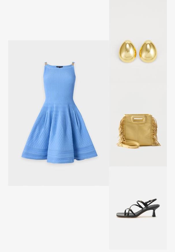 Robe tricotée bleue sans manches avec des motifs verticaux texturés et en nid d'abeille et une jupe évasée sur un fond neutre.; Sandales à strapes en cuir verni noir avec un bout carré et un petit talon carré. Présente des accessoires en métal doré et des brides de cheville réglables.; Sac à main en cuir jaune avec détails à franges sur les côtés, poignée découpée rectangulaire et bandoulière amovible placée à l'avant.; Boucles d'oreilles clous de couleur or avec une surface lisse et polie, en forme de goutte d'eau, réfléchissant la lumière pour un fini éclatant.
