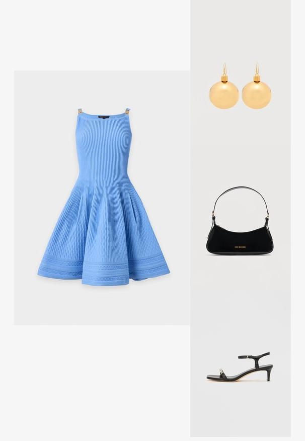 Robe tricotée bleue sans manches avec des motifs verticaux texturés et en nid d'abeille et une jupe évasée sur un fond neutre.; Sandale noire en cuir à talon avec bride à la cheville, bout ouvert, devant carré et accent en métal argenté. Design ajusté avec un profil élégant.; Sac à bandoulière en cuir verni noir de forme incurvée, logo doré "LOVE MOSCHINO" sur le devant, et bandoulière ajustable avec ferrures dorées.; Paire de boucles d'oreilles boule de Noël dorées brillantes avec fermoirs à crochet sur fond blanc uni.