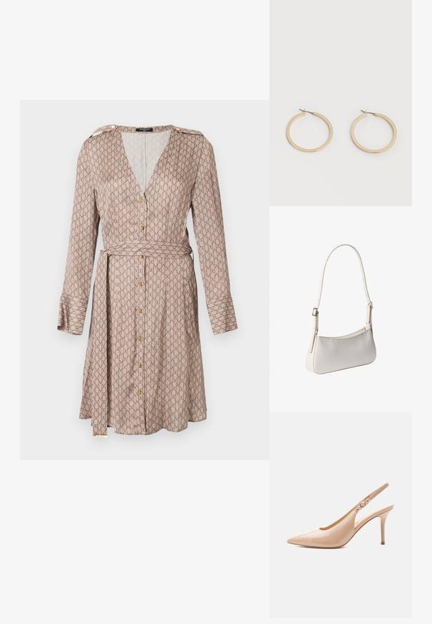 Langere mouw wikkeljurk in beige stof met een herhalend bruin patroon, voorzien van een diepe V-hals, gouden knoopdetails en een bijpassende riem.; Beige lakleren slingback pumps met hoge hak, puntige neus en een klein gouden gespdetail op het bandje.; Witte schoudertas met verstelbare band en subtiel gestructureerd patroon, rechthoekige vorm met afgeronde hoeken, zilveren gesp op de band.; Een paar gladde goudkleurige middelgrote creooloorbellen met scharniersluitingen op een effen lichte achtergrond.
