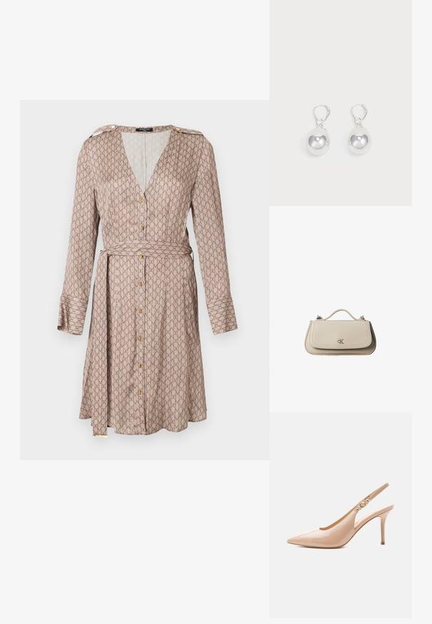 Langærmet omslagkjole i beige stof med et gentagende brunt mønster, der har en dyb V-halsudskæring, guldknapdetaljer og et matchende bælte.; Beige laklæder højhælet slingback sko med spids tå og en lille gylden spænde-detalje på remmen.; Lille beige læderhåndtaske med top håndtag og sølv CK-logo på frontklap, vist mod en hvid baggrund.; Sølv dråbeøreringe med glatte, runde, reflekterende overflader hængende fra svingelukkede låse. Baggrunden er helt hvid.