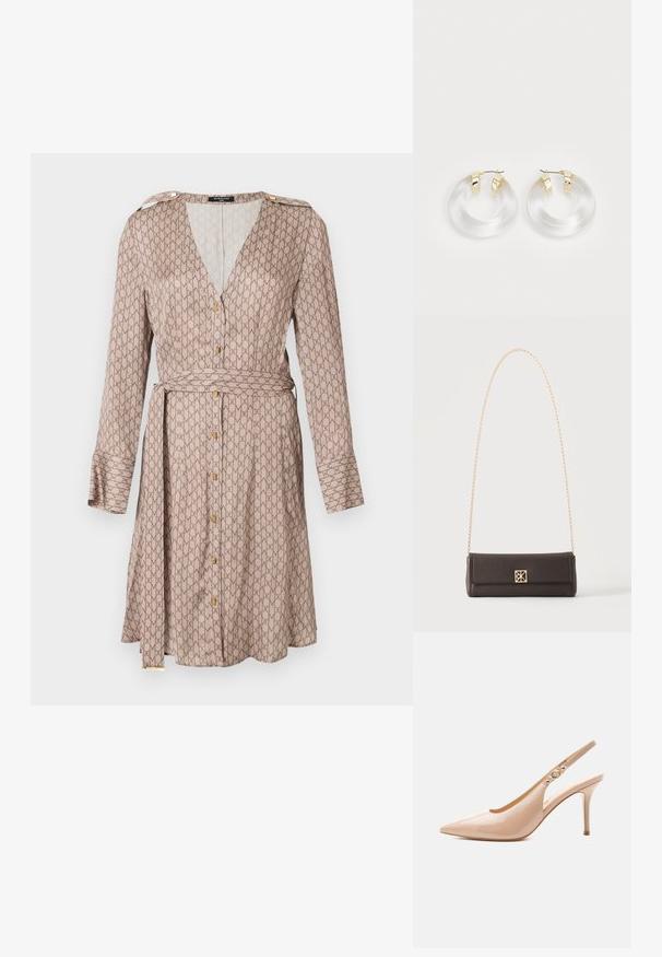 Robe portefeuille à manches longues en tissu beige avec un motif brun répétitif, présentant un décolleté en V profond, des détails en boutons dorés, et une ceinture assortie.; Chaussure slingback beige en cuir verni à talon haut avec bout pointu et petit détail de boucle dorée sur la bride.; Sac à main rectangulaire en cuir marron foncé avec une bandoulière chaîne dorée et une petite fermeture carrée dorée au centre avant.; Boucles d'oreilles en acrylique transparent avec des accents en métal doré et une finition polie. Présente un design circulaire lisse.