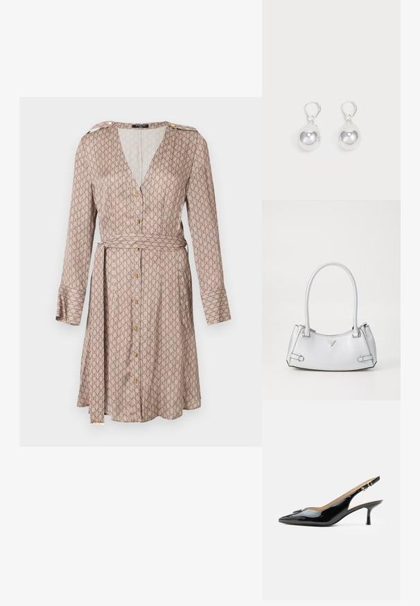 Langere mouw wikkeljurk in beige stof met een herhalend bruin patroon, voorzien van een diepe V-hals, gouden knoopdetails en een bijpassende riem.; Zwarte lakleren slingback hak met spitse neus, kleine kittenhak en zilveren gespsluiting op een effen witte achtergrond.; Zilveren handtas met een gestructureerd ontwerp, voorzien van twee handvatten, een glanzende textuur, opvallende hardware en een driehoekig logo aan de voorkant.; Zilveren druppeloorbellen met gladde, ronde, reflecterende oppervlakken die hangen aan klapring-sluitingen. Achtergrond is puur wit.