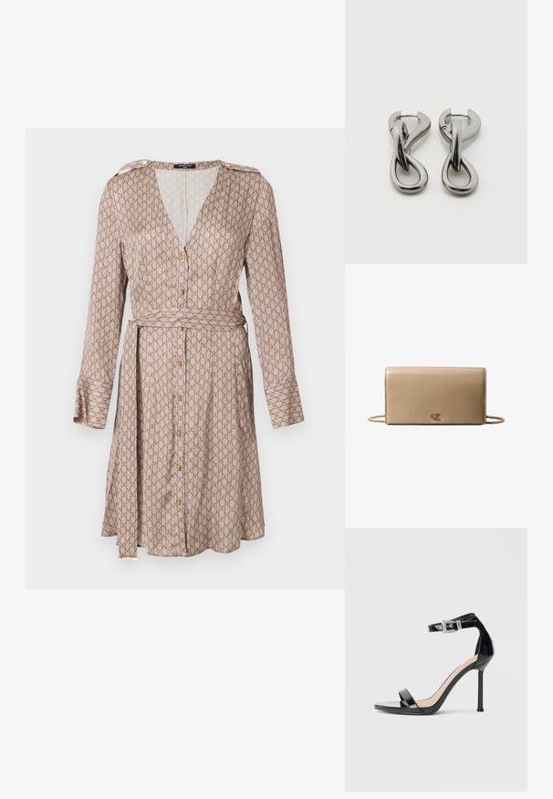 Langere mouw wikkeljurk in beige stof met een herhalend bruin patroon, voorzien van een diepe V-hals, gouden knoopdetails en een bijpassende riem.; Zwarte sandalen met hoge hak van lakleer en een enkelriempje. Heeft een minimalistisch ontwerp, open teen en een gesp met strass-steentjes.; Set zilverkleurige metalen oorbellen met een abstract ontwerp van in elkaar grijpende lussen op een witte achtergrond.; Beige leren clutch met gouden kettingriem en een klein gouden "cK" logo in het midden van de voorflap.