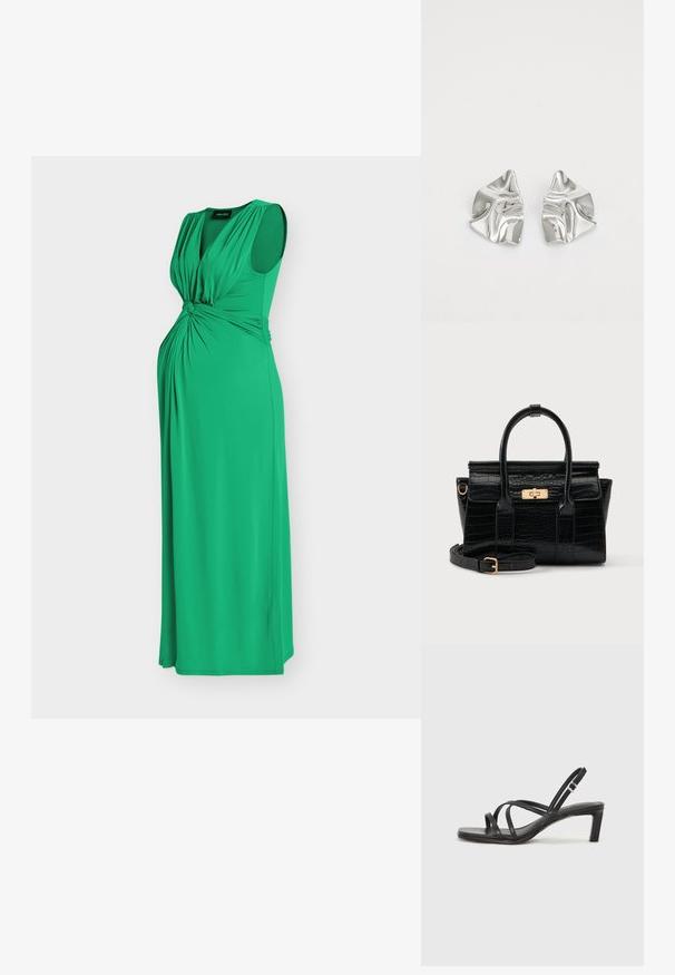Robe de maternité longue verte sans manches avec un détail de tissu froncé au niveau de la poitrine et de la taille sur un fond uni.; Sandale noire à lanières avec un bout carré et un petit talon bloc. Elle présente plusieurs fines lanières et une sangle de cheville ajustable. Fabriquée en cuir lisse.; Sac à main noir à texture crocodile, avec deux poignées, une bandoulière amovible et un fermoir rectangulaire doré sur le rabat avant.; Boucles d'oreilles en métal argenté avec un design ondulé et sculptural, présentant une finition polie et des formes irrégulières, mettant en valeur une esthétique contemporaine.
