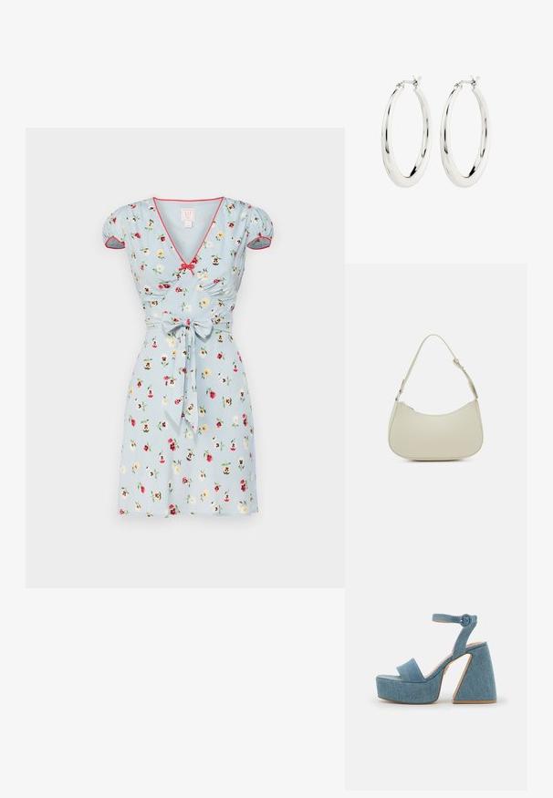 Lys blå kort kjole med blomstermønster, puffede ærmer, v-hals og rød kant. Har en bundet talje-detail og er lavet af et glat stof.; Denim platform sandaler med ankelrem, bred frontband og geometrisk høj hæl i lyseblå med brune accenter.; Pieces PCALUANA SHOULDER BAG - Håndtasker - birch; Sølvøreringe i form af hoops med en glat, blank finish. Cirkulær form, der har en sikker lås. Simpelt og elegant design.