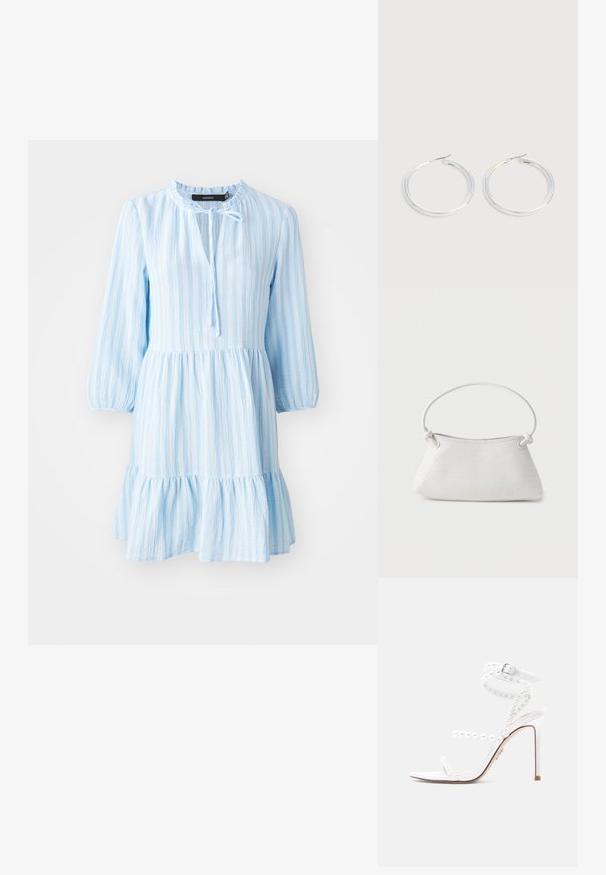 Vestido de algodón a rayas azul claro con mangas largas, dobladillo con volantes y escote con lazo. Presenta un ajuste relajado y una textura suave.; Sandalias blancas de tacón alto con múltiples tiras adornadas con detalles de perlas y una correa ajustable en el tobillo, con diseño de punta puntiaguda.; Bolso de mano de cuero blanco tejido con asa redondeada y extremos de la correa anudados, exhibido sobre un fondo liso.; Pareja de pendientes de aro plateados brillantes con cierres de alambre delgado, mostrados sobre un fondo gris claro.