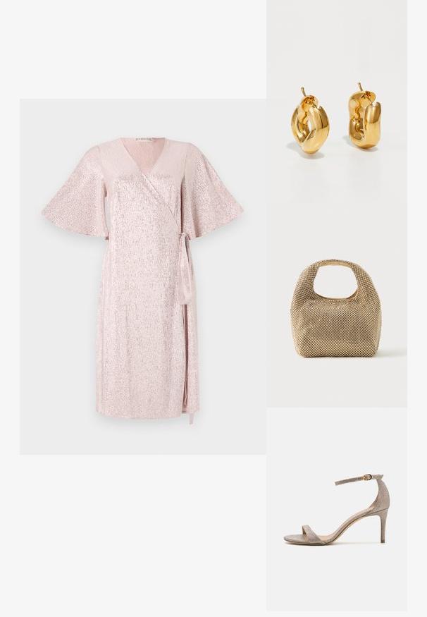 Rosa schimmerndes Wickelkleid mit kurzen, breiten Ärmeln, V-Ausschnitt, asymmetrischem Saum und passendem Bindegürtel in der Taille, aus einem strukturierten Stoff gefertigt.; Offene Sandalette mit hohen Absätzen in metallischem roségold. Verfügt über einen dünnen Knöchelriemen mit einer goldenen Schnallenakzent und einer strukturierten Oberfläche.; Kleine Handtasche in Gold-Ton, bedeckt mit glänzenden runden Nieten, mit kurzem Griff und rechteckigem Ausschnitt oben.; Fette goldene Creolen mit einem leicht verdrehten, röhrenförmigen Design und Steckverschlüssen auf einem weißen Hintergrund.