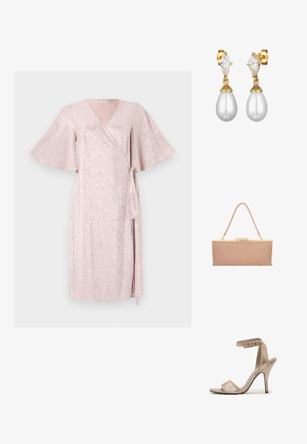 Roze shimmer wikkeljurk met korte, brede mouwen, V-hals, asymmetrische zoom en een bijpassende strik in de taille, gemaakt van een textuurstof.; Enkele metallic gouden hoge hak sandaal met enkelbandje en open teen op een witte achtergrond.; Metalen roségouden clutch tas met een gestructureerd gaasoppervlak, goudkleurige hardware en een dunne, gevlochten schouderriem.; Gouden oorbellen met een gemarmerde helder kristal bovenop een druppelvormige witte parel. Gladde textuur met gepolijste afwerkingen.