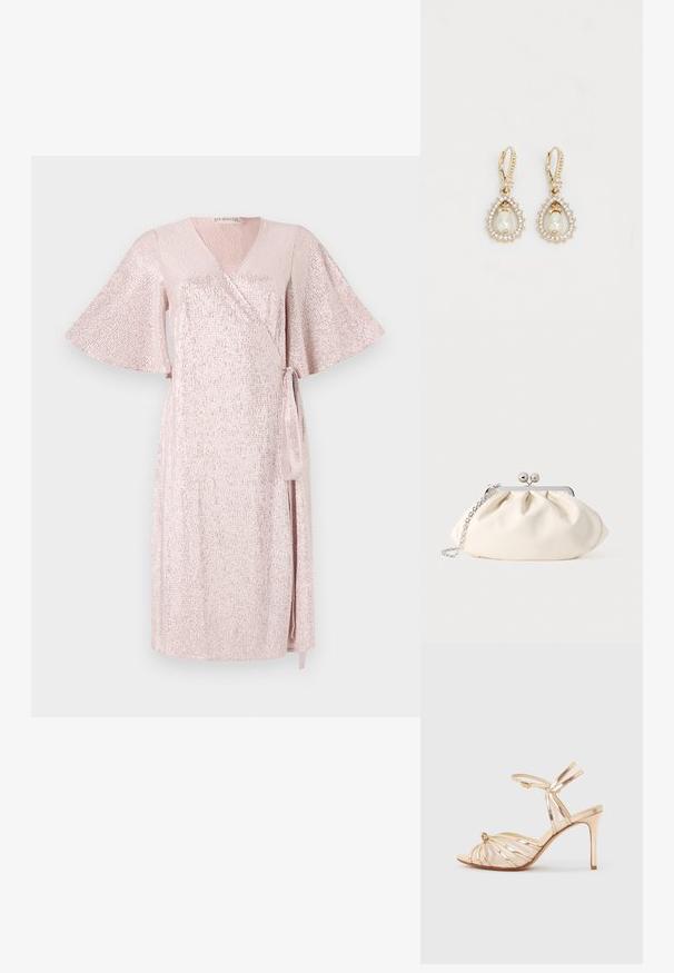 Rosa schimmerndes Wickelkleid mit kurzen, breiten Ärmeln, V-Ausschnitt, asymmetrischem Saum und passendem Bindegürtel in der Taille, aus einem strukturierten Stoff gefertigt.; Goldfarbene, römische High-Heel-Sandale mit Knöchelschnalle, offener Spitze und Knoten-Detail vor hellem Hintergrund.; Cremefarbene Stoff-Clutch mit gerafftem Design, silbernem Metallrahmen, zwei dekorativen Kugeln und einem silbernen Kettenriemen.; Ohrringe in Goldfarbe mit einem Tropfen-Design, das eine zentrale Perle umgeben von kleinen klaren Kristallen zeigt. Mit Klappverschluss.