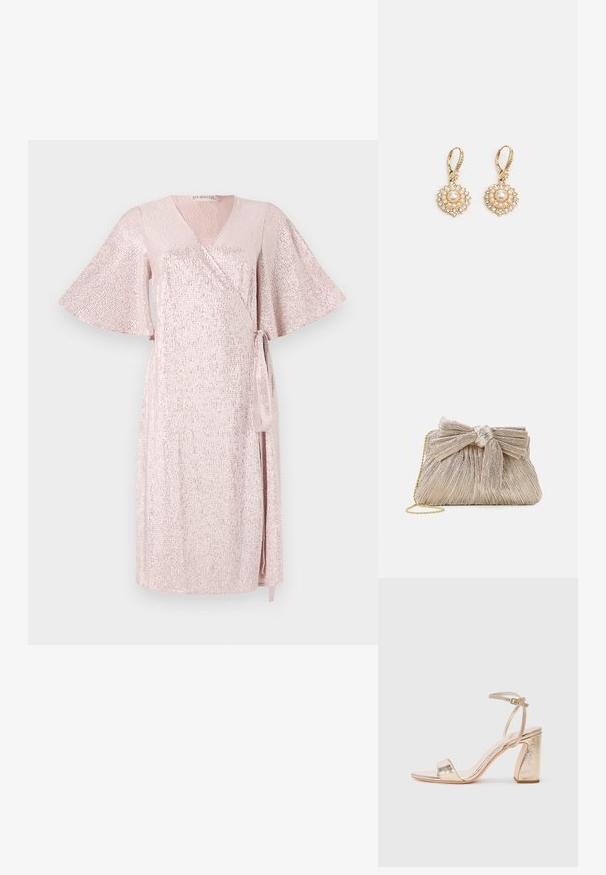 Roze shimmer wikkeljurk met korte, brede mouwen, V-hals, asymmetrische zoom en een bijpassende strik in de taille, gemaakt van een textuurstof.; Gouden metalen hoge hak sandaal met een brede band over de tenen, verstelbare enkelband en een gestructureerde blokhak.; Metalen gouden clutch tas van geplooid stof, met een strikdetail aan de bovenkant en een gouden kettingband voor veelzijdigheid en gemakkelijk dragen.; Marchesa ROUND PEARL DROP - Oorbellen - gold-coloured