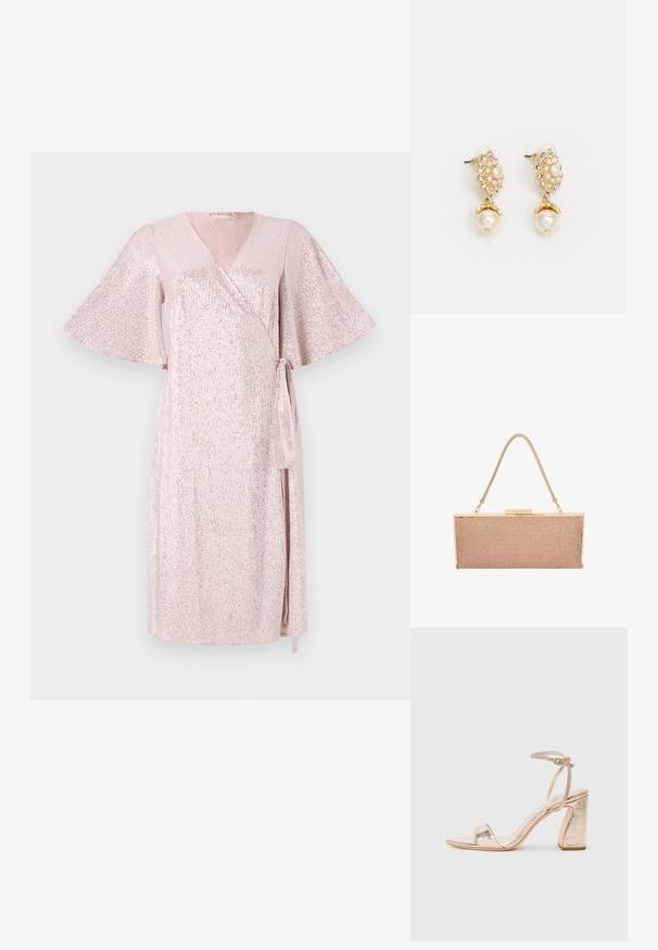 Rosa schimmerndes Wickelkleid mit kurzen, breiten Ärmeln, V-Ausschnitt, asymmetrischem Saum und passendem Bindegürtel in der Taille, aus einem strukturierten Stoff gefertigt.; Goldfarbene, metallische High-Heelsandalen mit einem breiten Riemen über den Zehen, einem verstellbaren Knöchelriemen und einem strukturierten Blockabsatz.; Metallische roségoldene Clutch-Tasche mit einer strukturierten Mesh-Oberfläche, goldfarbenen Beschlägen und einem dünnen, geflochtenen Schultergurt.; Ohrringe in Goldton mit floralem Design, verziert mit Perlenakzenten und einem größeren Perlenanhänger. Geschmückt mit kleinen, klaren Kristallen.