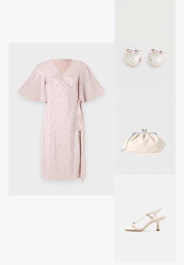 Robe portefeuille rose scintillante avec des manches courtes et larges, décolleté en V, ourlet asymétrique et ceinture assortie à la taille, se distinguant par un tissu texturé.; Sandale à talon haut beige avec fines lanières, boucle réglable, détail anneau d'orteil, et talon bloc effilé sur une surface plane.; Pochette en tissu crème avec un design froncé, cadre en métal argenté, deux boules décoratives, et une bandoulière chaîne argentée.; Paire de boucles d'oreilles argentées brillantes et épaisses avec fermoirs à tige, sur fond blanc uni.
