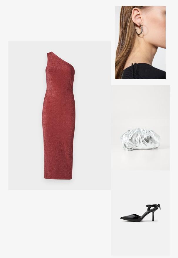 Ασύμμε vestido κόκκινο με έναν ώμο φτιαγμένο από λαμπερό, υφαντό ύφασμα. Σφιχτή σιλουέτα με μήκος μέχρι το γόνατο.; Μαύρο παπούτσι με ψηλό τακούνι από γυαλιστερό δέρμα, μυτερή μύτη και λουράκι στον αστράγαλο δεμένο με κόμπο στο πίσω μέρος, απεικονισμένο σε απλό λευκό φόντο.; Μεταλλική ασημένια τσάντα χερίου με απαλή, συγκεντρωμένη δομή και λεπτό λουρί ώμου. Διαθέτει λεία, γυαλιστερή υφή και στρογγυλό σχήμα.; Ασημένιο σκουλαρίκι κρίκος με γυαλιστερή φινίρισμα, που διαθέτει μικρές χρυσές λεπτομέρειες και στρογγυλό σχήμα, φορεμένο στον λοβό.