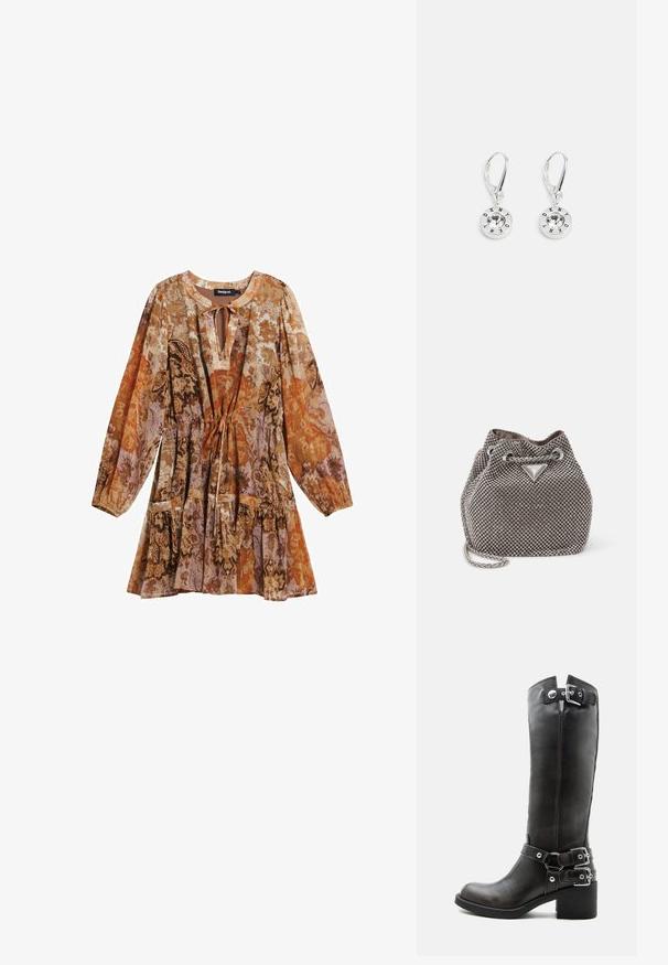 Bloemrijk patroon jurk met lange mouwen, een keyhole decolletée en een trekkoord in de taille. Bevat oranje, bruin en paarse tinten.; Hoge zwarte leren laars met een forse hak en drie verstelbare zilveren gespen op de schacht en enkel.; Metalen grijze emmer tas met rhinestone versieringen, een trekkoordsluiting en een zilveren kettingriem. Heeft een logo plaat aan de voorkant.; Zilverkleurige hangende oorbellen met een cirkelvormig ontwerp met in het midden een heldere kristal en "DKNY" rondom de rand gegraveerd.