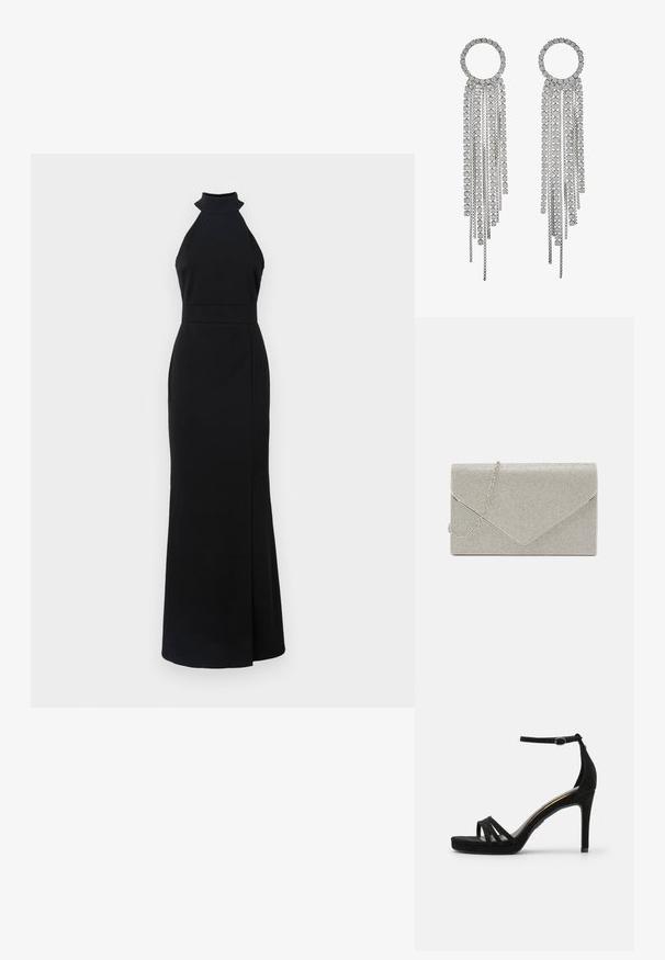 Zwarte halternek jurk met een getailleerde bovenkant, een lange rok en een zijsplit. Gemaakt van gladde stof met een strakke, minimalistische uitstraling.; Zwarte suede hoge hak sandaal met open teen, voorzien van drie smalle banden aan de voorkant en een verstelbare enkelband.; Metalen zilveren clutch met een envelopontwerp, verrijkt met een gestructureerd patroon, voorzien van een afneembare kettinghengsel.; Zilverkleurige oorbellen met een cirkelvormige bovenkant en watervalletjes van kettingen en vierkante rhinestones, die een lineair, meerdelig ontwerp laten zien.