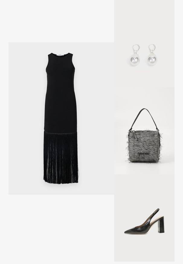 Vestido negro sin mangas con un top ajustado y un dobladillo largo con flecos, confeccionado en una tela suave con un detalle de flecos texturizados en la parte inferior.; Zapato slingback de piel negra con puntera puntiaguda, tacón alto y ancho, y forro interior beige sobre un fondo claro y liso.; Bolso de espiga negro y blanco tejido con bordes deshilachados, que cuenta con una correa delgada para el hombro y un logo en la parte frontal.; Pendientes de plata en forma de gota con superficies redondas y reflectantes colgando de cierres de palanca. El fondo es blanco liso.