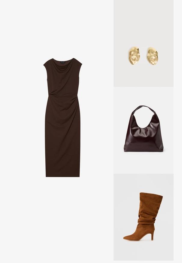 Robe marron longueur genou en tissu lisse, avec un décolleté drapé, des manches courtes et des ruchés sur un côté.; Botte en suède marron, hauteur genou, avec un design décontracté, un bout pointu et un talon fin et haut. Texture lisse sans motifs ni accents visibles.; Sac en cuir vegan bordeaux, brillant, avec une forme douce et sculpturale et une large poignée incurvée pour un transport facile.; Paire de boucles d'oreilles en métal doré brillant, de forme irrégulière, avec une surface froissée et lisse sur un fond clair uni.