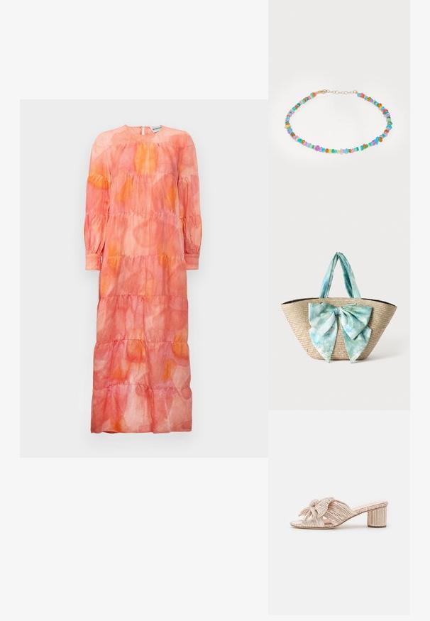Lang, lagdelt kjole lavet af letvægtsstof i nuancer af pink og orange, med rund halsudskæring og bløde ærmer.; Loeffler Randall EMILIA PLEATED KNOT MULE - Mules med hæl - champagne; Vævet stråtaske med brede lyseblå og hvide batikstofs-hanke og en stor matchende stofsløjfe foran.; Farverig perlekæde med forskellige små, halvgennemsigtige perler i pink, blå, grøn og orange, med en guldfarvet lås.
