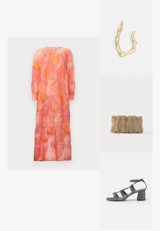 Lang, lagdelt kjole lavet af letvægtsstof i nuancer af pink og orange, med rund halsudskæring og bløde ærmer.; Mansur Gavriel DAY DREAM - Sandaler - glitter; Lille gylden mesh clutch taske med et rynket design og en delvist synlig guldkæde på en ensfarvet hvid baggrund.; Guldfarvet ring med et uregelmæssigt, bølget design. Har en tekstureret overflade og varierende tykkelser, der minder om organiske former.
