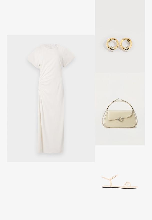Vestido blanco con mangas cortas, escote redondeado y detalle de fruncido lateral; tejido suave con una silueta de largo hasta el suelo.; Sandalia plana beige con tiras finas, hebilla en el tobillo y suela negra, mostrada de perfil sobre un fondo blanco.; Bolso de mano de cuero beige con solapa curva, cierre circular plateado y asa corta superior sobre un fondo blanco liso.; Pendientes circulares de oro con dos pequeños anillos de plata en cada uno, que muestran detalles sutiles del nombre de la marca grabado, colocados sobre un fondo blanco.