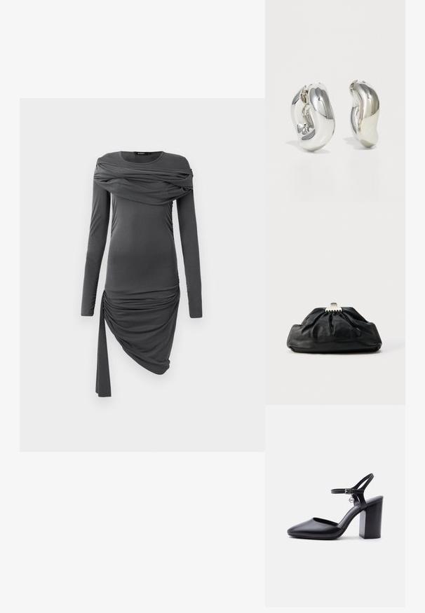 Vestido ajustado de manga larga en gris oscuro con tela drapeada en el pecho y falda asimétrica con frunces y una cinta colgante en un lado.; Zapato de tacón alto de cuero negro con punta puntiaguda, tacón grueso, correa en el tobillo, hebilla y pequeño colgante redondo de metal con logo, sobre fondo blanco liso.; Bolso de mano de cuero negro con textura recogida, cierre de broche metálico y logo en relieve sutil en el frente. Forma redondeada.; Pendientes escultóricos de plata con formas suaves y curvas y superficies reflectantes. Presentan un diseño de aro cerrado y una forma orgánica distintiva.